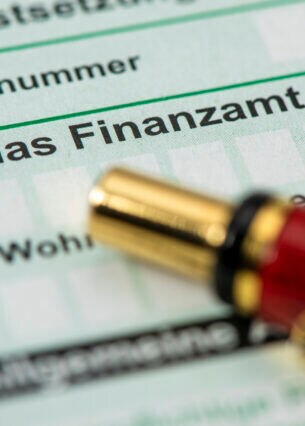 Ein Stift liegt auf einem Blankoformular für die Steuererklärung.