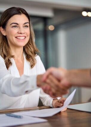 Frau schüttelt einem Bewerber die Hand