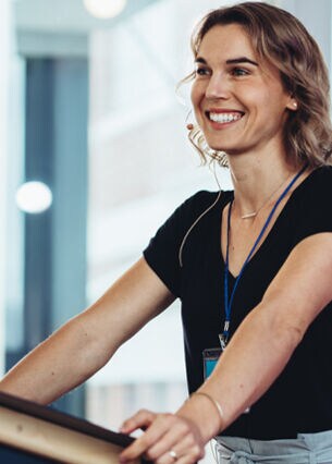 Lächelnde Frau mit Headset hält eine Präsentation