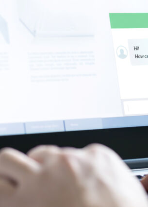 Bild: Hände die auf einer Tastatur tippen