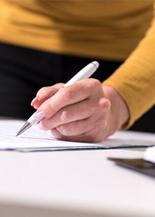 Nahaufnahme einer schreibenden Hand.