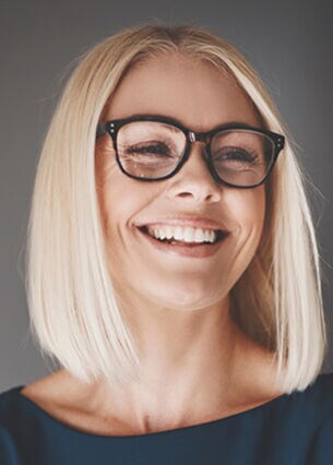 Bilder von 3 Menschen mit unterschiedlichem Alter, Geschlecht und kultureller Herkunft sind nebeneinander dargestellt