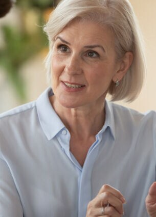 zwei Personen sind im Gespräch