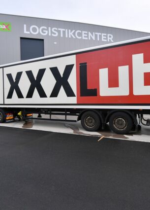 «Logistikcenter» steht an der Fassade des zukünftigen XXXLutz E-Commerce-Logistikzentrums am Erfurter Kreuz. Der österreichische Möbelriese XXXLutz hat nach der Übernahme von home24 den Berliner Online-Möbelhändler von der Börse genommen. (zu dpa: «Möbelkonzern XXXLutz übernimmt Porta»)