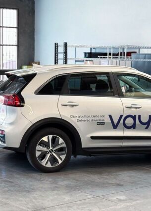 Ein Fahrzeug des Berliner Start-up-Unternehmens Vay Technology ist in einer Garage zu sehen. Das Berliner Start-up-Unternehmen wird in den USA in diesem Jahr seine Flotte von ferngesteuerten Mietwagen von 30 auf rund 100 Fahrzeuge mehr als verdreifachen. (zu dpa: «Berliner Start-up Vay baut Telefahr-Flotte in den USA aus»)