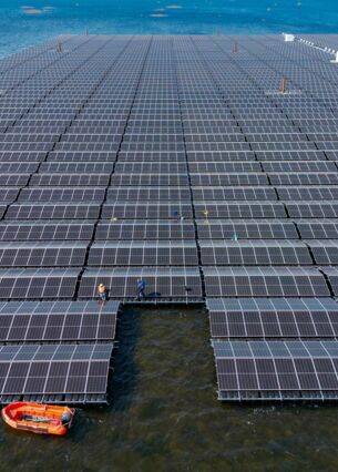 Auf dem Cottbuser Ostsee, einem gefluteten ehemaligen Braunkohletagebau, wird derzeitig eine große Floating-PV-Anlage der LEAG Lausitz Energie Bergbau AG errichtet (Luftaufnahme mit einer Drohne). (zu dpa: «Experten sehen Forschungsbedarf für PV-Anlagen auf dem Meer»)