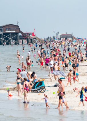 Zahlreiche Touristen sind bei Sonnenschein am Strand an der Nordsee unterwegs. (zu dpa: «Deutschland-Tourismus steuert auf Rekordjahr zu»)