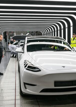 André Thierig, Werksleiter der Tesla Gigafactory Berlin-Brandenburg, steht an der Endkontrolle der Produktion von Elektrofahrzeugen vom Typ Model Y. (zu dpa: «Tesla startet deutsche Fertigung des neuen Model Y»)