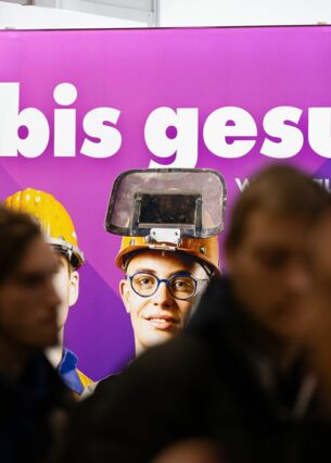 Besucher stehen auf der Jobmesse «KarriereStart» vor dem Schriftzug «Azubis gesucht». (zu dpa: «Studie: Viele Jugendliche könnten schneller in Ausbildung»)