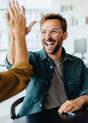 Blogbild: Mitarbeitende schlagen sich gegenseitig ein