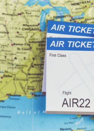 Bild: Pass mit Flugtickets liegt auf Landkarte der USA