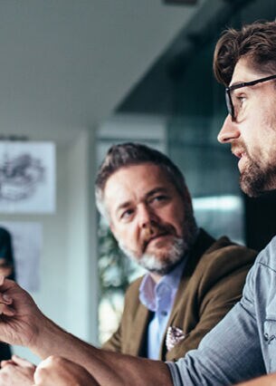 Blogbild: Meeting voller Mitarbeitenden