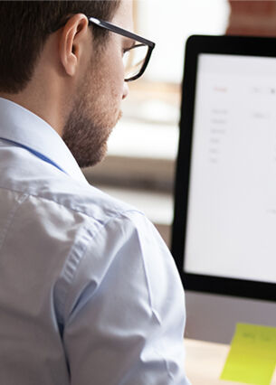 Blogbild: Person sitzt vor einem Computer