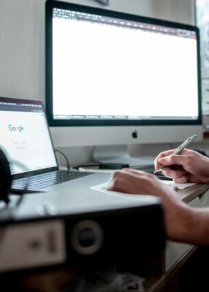 Artikelbild: Person im Homeoffice