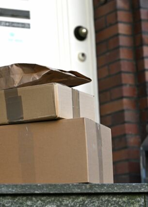 Bild: Pakte vor einer Haustür