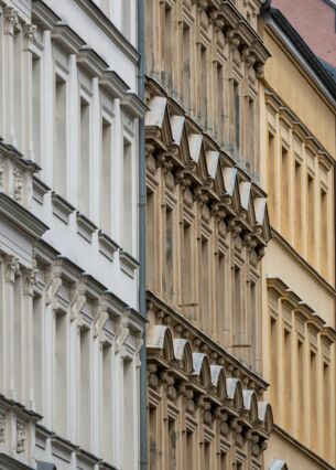 Blick auf sanierte Fassaden der Altbauwohnungen im Berliner Bezirk Prenzlauer Berg. (zu dpa: «Steigende Mieten locken Kapitalanleger in Immobilienmarkt»)