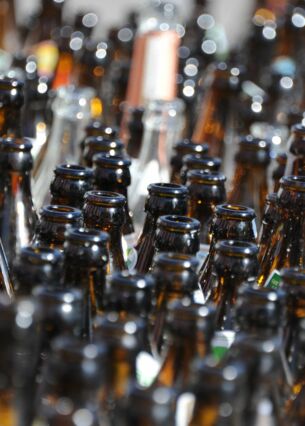 Eine große Ansammlung von Pfandflaschen steht auf dem Oktoberfest in München (Bayern). (Illustration zu "Bundesgerichtshof befasst sich erneut mit Flaschenpfand") (zu dpa: «Pfandtourismus macht Druck auf deutsche Brauer»)
