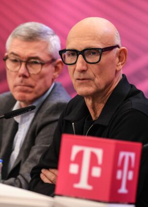 Timotheus Höttges, Vorstandsvorsitzender der Deutschen Telekom, spricht neben Christian P. Illek (l), Finanzvorstand, auf der Bilanzpressekonferenz. Bei der Deutschen Telekom ist der Gesamtumsatz im Vergleich zu 2021 um 6,1 Prozent auf 114,4 Milliarden Euro gestiegen. (zu dpa: «Zehn Millionen Haushalte haben Zugriff auf Telekom-Glasfaser»)