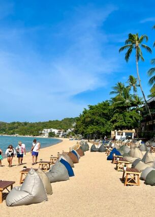 Urlauber spazieren am Strand in Bophut auf der thailändischen Insel Koh Samui. (zu dpa: «Unkomplizierte Anreise schlägt im Urlaub Natur und Preis»)