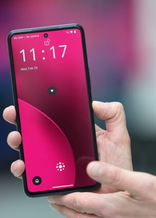 Claudia Nemat, Technik-Vorständin der Deutsche Telekom, zeigt das neue KI-Phone der Deutschen Telekom. (zu dpa: «Telekom bringt Smartphone ohne sichtbare Apps auf den Markt»)