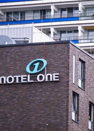 Eine Leuchtreklame mit dem Logo der Hotelkette Motel One ist an der Fassade eines Hotels in Berlin angebracht. (zu dpa: «Finanzinvestor erwirbt Mehrheit an Hotelkette Motel One»)