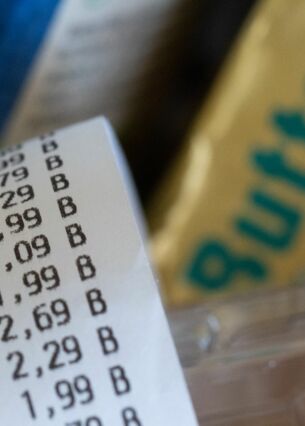 ILLUSTRATION - Ein Kassenzettel liegt auf einer Einkaufskiste mit Lebensmitteln. (zu dpa: «Inflationsrate in Eurozone sinkt leicht»)