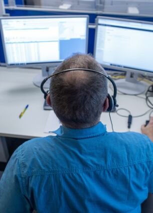 Im Corona-Callcenter für Mecklenburg-Vorpommern nimmt Mitarbeiter Matthias Schmidt Anfragen entgegen. Über die Callcenter können sich Bürger über Impftermine und Schutzmaßnahmen gegen Corona erkundigen. (zu dpa: «Wie Künstliche Intelligenz das Callcenter-Geschäft verändert»)