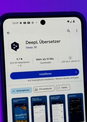 Die App DeepL Übersetzer im Play Store ist auf einem Google Pixel 8 Pro zu sehen. DeepL hat eine neuartige