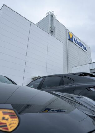 Vor der Zentrale des Batterieherstellers Varta steht ein Porsche. (zu dpa: «Porsche übernimmt Mehrheit bei Varta-Tochter»)