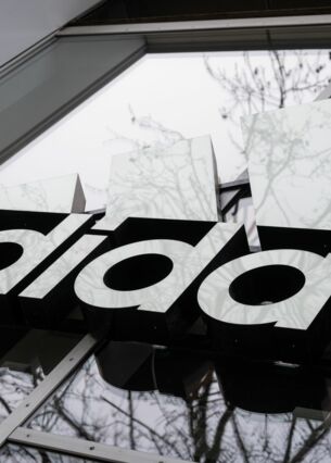 Der Schriftzug von Adidas an der Fassade eines Lokals. (zu dpa: «Adidas nach «Yeezy«-Problemen wieder auf Kurs»)