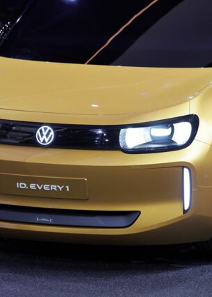 Ein Showcar namens ID. EVERY1 von Volkswagen steht bei seiner Präsentation auf einem Drehteller bei der Media Night. Es ist die erste Studie seines geplanten Elektro-Einstiegsmodells für rund 20.000 Euro. (zu dpa: «VW zeigt elektrischen Up-Nachfolger»)