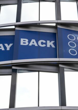 Das Logo der Payback GmbH ist am Gebäude mit dem Firmensitz zu sehen. (zu dpa: «Payback wächst - Edeka bringt zwei Millionen neue Kunden»)