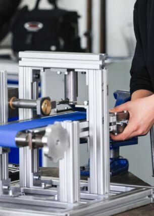 Blogartikelbild: Arbeitsvorgang in einer Maschinenenbau Produktionswerkstatt