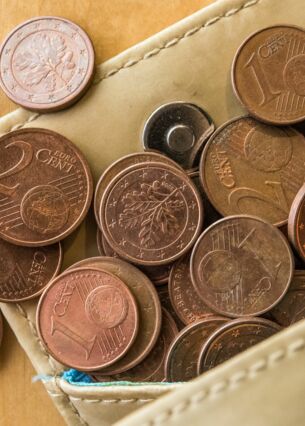Blogbild: Rote Cent-Münzen liegen in einem offenen Portemonnaie