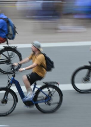 Blogbild: 3 E-Bike-Fahrer auf der Straße