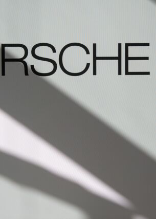 Logo und Schriftzug der Porsche SE sind bei einer Bilanzpressekonferenz der VW-Dachgesellschaft Porsche SE an einer Stellwand zu sehen. (zu dpa: «Porsche SE: Kein Verkauf von VW-Aktien geplant»)