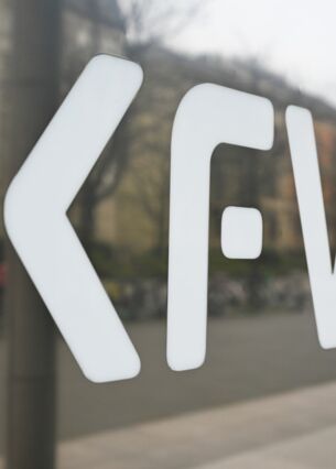 Das Logo der KfW Bankengruppe steht vor der Zentrale der Bank auf einer Stele. (zu dpa: «Mehr Menschen wagen Schritt in Selbstständigkeit»)