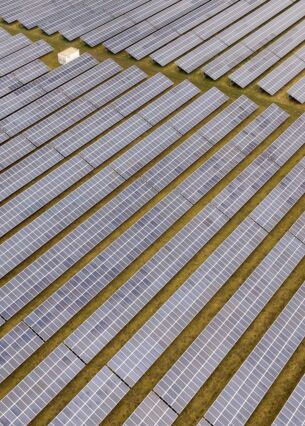 Ein Solarpark der BayWa r.e. in Mecklenburg-Vorpommern am Ostseeflughafen Barth. (zu dpa: «Neue Bankkredite sollen Baywa-Sanierung vereinfachen»)