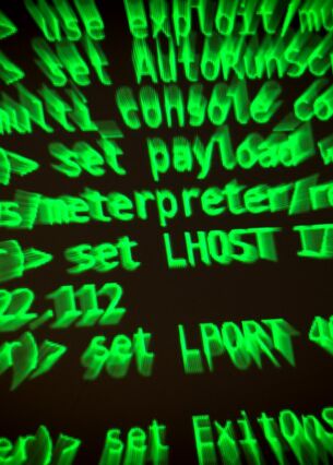 leuchten auf einem Bildschirm, auf dem ein Hacker-Programm geöffnet ist. (zu dpa: «Google kauft Sicherheitsfirma Wiz für 32 Milliarden Dollar»)