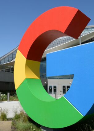 Das Logo von Google ist an einem Gebäude der Konzernzentrale in Mountain View zu sehen. Google hat einen neuen interaktiven Bereich seines KI-Systems Gemini vorgestellt. (zu dpa: «Google baut KI-Software Gemini weiter aus»)