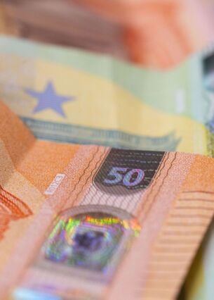 Euro-Banknoten liegen auf einem Tisch. (zu dpa: «EU-Kommission will Investieren für alle leichter machen»)