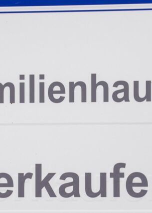 «Einfamilienhaus zu verkaufen» steht auf einem Verkaufsschild vor einem Haus. (zu dpa: «Makler Von Poll Immobilien steht zum Verkauf»)