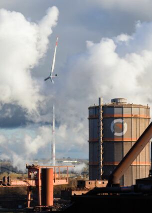 Ein Windrad steht auf dem Gelände der Salzgitter AG. (zu dpa: «Salzgitter verdoppelt Sparprogramm auf 500 Millionen Euro»)