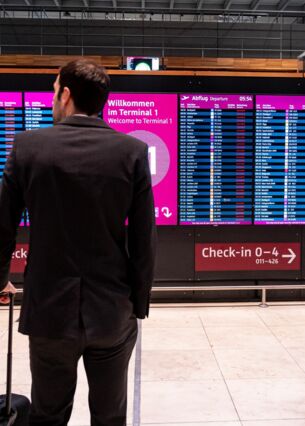 Ein Mann steht bei Warnstreiks von Verdi am Hauptstadtflughafen Berlin-Brandenburg BER vor der Anzeige mit gestrichenen Flügen. Beim Amtsgericht Königs Wusterhausen, das für den Hauptstadtflughafen BER zuständig ist, landen immer mehr Klagen gegen Airlines. Die Kunden verlangen meist Entschädigungen für ausgefallene oder verspätete Flüge. (zu dpa: «Neues Onlineportal für Klagen von Fluggästen»)