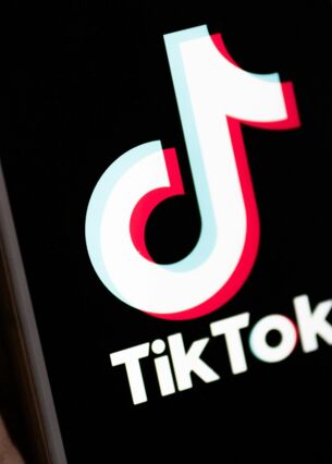 Auf einem Smartphone wird das Logo der Plattform Tiktok angezeigt. In den sozialen Netzwerken kursiert mal wieder eine Tanz-Challenge. (zu dpa: «Tiktok startet Onlineshop in Deutschland»)