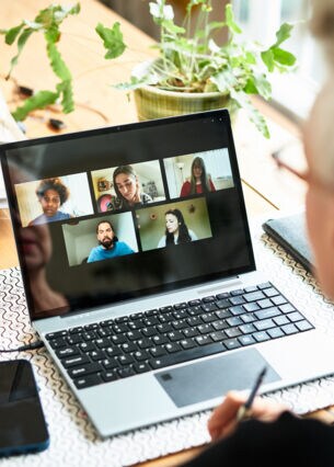 Artikelbild Person sitzt vor dem Laptop in meinem Meeting