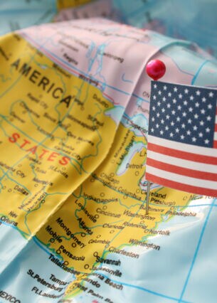 Artikelbild: Landkarte mit USA-Flagge