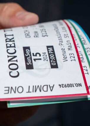Artikelbild Person hält Tickets in der Hand
