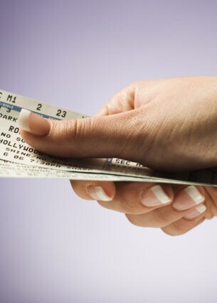 Artikelbild Person hält Konzertkarten in der Hand