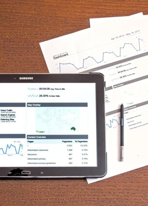 Bild: Marktanalyse auf Papier und Tablet